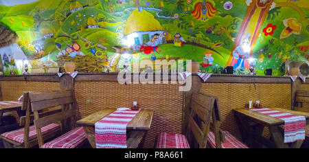 Un café confortable avec bancs en bois décorés dans des douanes nationales . Pour votre conception Banque D'Images