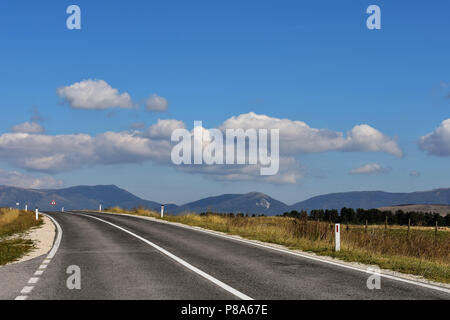 Ouvrir la route à travers une belle campagne, paysage photographie de voyages Banque D'Images