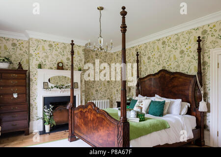 D''un lit à baldaquin dans la chambre à coucher de style Régence avec enceintes colonnes Banque D'Images