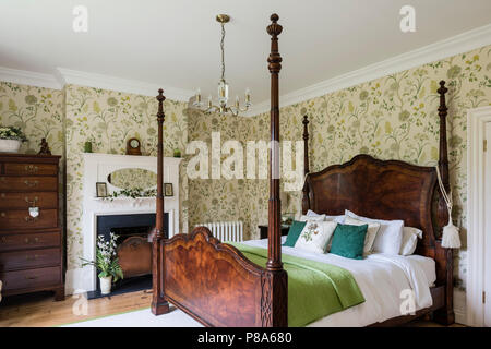 D''un lit à baldaquin dans la chambre à coucher de style Régence avec enceintes colonnes Banque D'Images