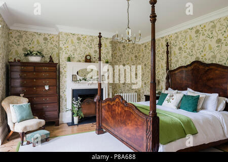 D''un lit à baldaquin dans la chambre à coucher de style Régence avec enceintes colonnes Banque D'Images