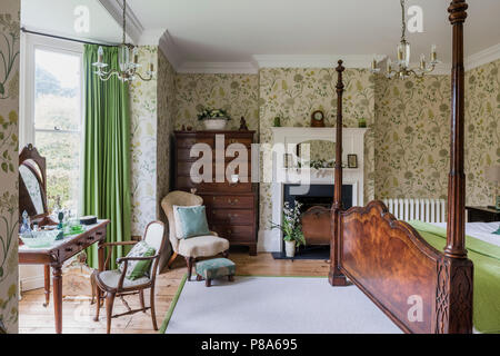 D''un lit à baldaquin dans la chambre à coucher de style Régence avec enceintes colonnes et coiffeuse Banque D'Images