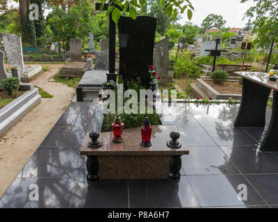 Un monument de granit noir avec deux feux rouges à l'avant-plan et d'une croix . Pour votre conception Banque D'Images