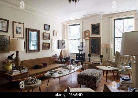 Salle de séjour meublée de façon éclectique avec diamond président de l'Ethiopie, appuyée d'un Adrian Pearsall la mi-siècle canapé, un papa Bear lounge chair conçu par Banque D'Images