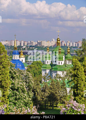 Une vue de la hauteur de la green coupoles de l'église Pokrovsky à Kiev sur l'arrière-plan de l'Ukraine . Pour votre conception Banque D'Images