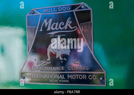 Gros gros plan de la première Mack Truck 'Bulldog' badge logo, CA 1921, contre green truck body, Carlisle, PA 2018. Banque D'Images