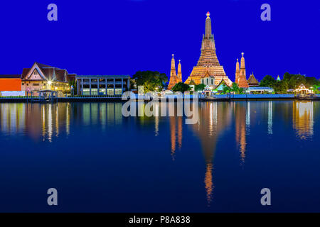 Vue sur le Wat Arun Temple avec son refiections dans le fleuve, au crépuscule, Bangkok, Thaïlande Banque D'Images