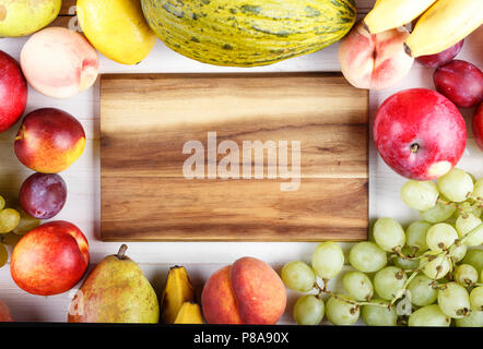 Fruits mûrs, dans le centre - un conseil pour le texte comme arrière-plan - les bananes, oranges, prunes, pommes et fruits exotiques Banque D'Images