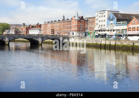 Cork, Irlande - 06 mai, 2018 : Vue de la St Patrick's Bridge et la rivière Lee. La ville de Cork est la deuxième ville d'Irlande (après Dublin) et a toujours été Banque D'Images