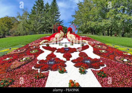 Arabesque fleur lit avec un grand nombre de tons blanc et rouge de fleurs sous forme de deux oiseaux sur la colline . Pour votre conception Banque D'Images