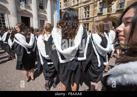 Les étudiants de l'Université de Cambridge, sur le chemin du Sénat Chambre d'obtenir leur diplôme le jeudi 29 juin. Les élèves vêtus de noir robes que la traditionnelle cérémonie de remise des diplômes de l'Université de Cambridge a eu lieu aujourd'hui (jeudi). Les étudiants, à partir de St Catharine's College, ont défilé dans le quartier historique de sénat Chambre vu par la famille et les amis pour recueillir leurs degrés de la prestigieuse université. De nombreuses parties de la cérémonie, qui aura lieu demain (vendredi) et le samedi, ont leur origine parmi les premiers usages de l'université il y a 800 ans. Banque D'Images