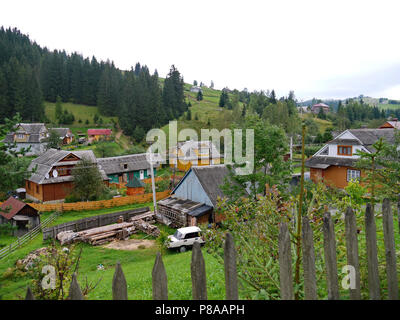 Maisons privées avec des parcelles privées sur la pente de montagne verte dans le contexte d'un ciel nuageux . Pour votre conception Banque D'Images