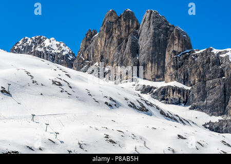 Des sommets enneigés de la Marmolada Randonnée dans les Dolomites, Veneto, Italie, Région Banque D'Images