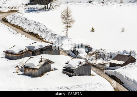 Alpine Village couvert de neige dans les Dolomites, Veneto, Italie, Région Banque D'Images