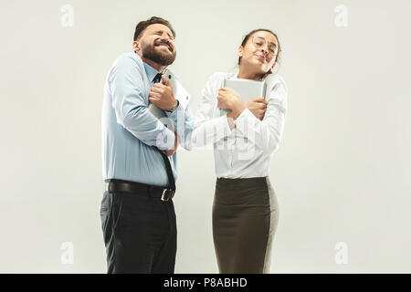 Large succès femme et homme heureux célèbre extatique d'être un gagnant. Banque D'Images