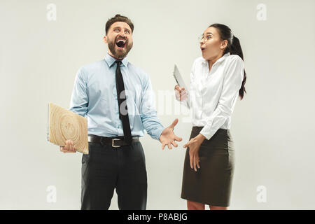 Large succès femme et homme heureux célèbre extatique d'être un gagnant. Banque D'Images