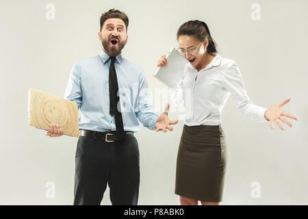 Large succès femme et homme heureux célèbre extatique d'être un gagnant. Banque D'Images