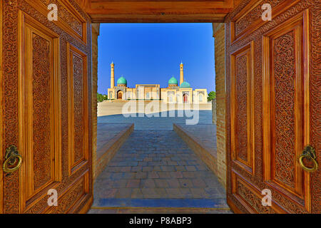 Vue sur la Mosquée d'Imam Khast au crépuscule, à travers les portes en bois, Tachkent, Ouzbékistan. Banque D'Images