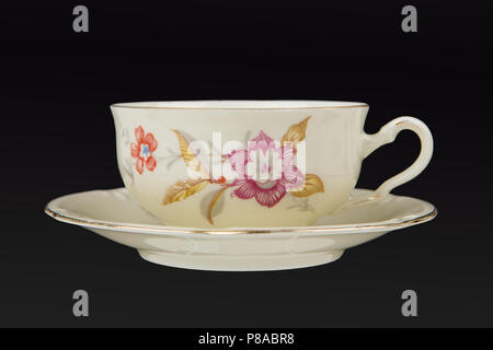 Ancienne tasse de thé, de porcelaine. Meubles anciens et tasses à café, thé noir isolé Banque D'Images