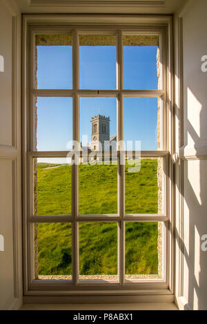 L'Église Sainte-hélène sur Lundy Island vue à travers la fenêtre de l'ancien Sud sur un matin ensoleillé Banque D'Images