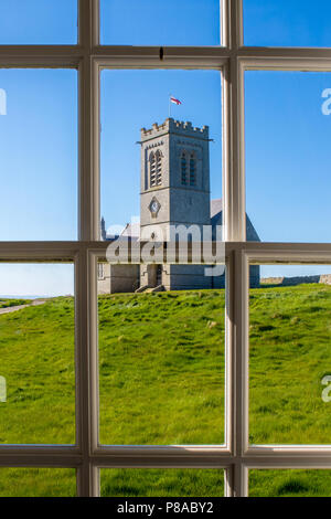 L'Église Sainte-hélène sur Lundy Island vue à travers la fenêtre de l'ancien Sud sur un matin ensoleillé Banque D'Images