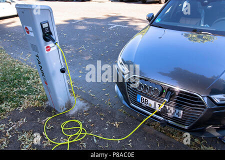 Une Audi A 3 Sportback e-tron à une station de charge de la Mobilstation sur le Charles-de-Gaulle dans le quartier de Deutz, Cologne, Allemagne. Avec un Banque D'Images