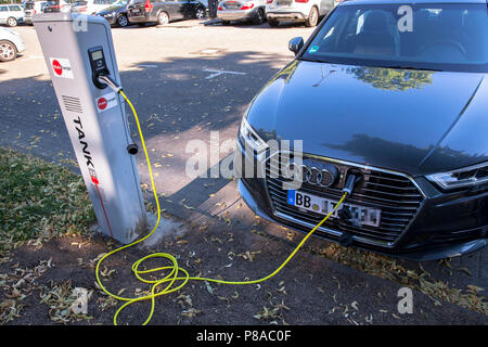 Une Audi A 3 Sportback e-tron à une station de charge de la Mobilstation sur le Charles-de-Gaulle dans le quartier de Deutz, Cologne, Allemagne. Avec un Banque D'Images