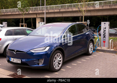 Tesla Model X à une station de recharge pour voitures électriques, Cologne, Allemagne Tesla Modell X un E-und Tankstelle/Ladestation, Koeln, Deutschland. Banque D'Images