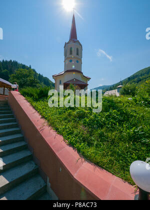 Étapes de l'escalier menant à l'église avec un toit pointu et une croix dessus avec le soleil sur elle. . Pour votre conception Banque D'Images