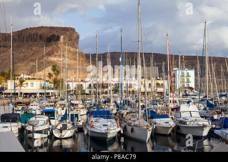 Voiliers et yachts à Harbour sur le coucher du soleil, Gran Canaria, Espagne. Concept voyages d'été. Banque D'Images