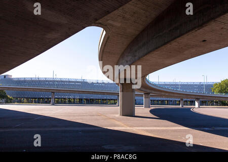 Les routes d'accès au pont du Zoo dans le quartier de Deutz, parking collectif Zoobruecke, Cologne, Allemagne. Zur Auffahrten Zoobruecke Messeparkh im Stadtteil, Deutz Banque D'Images