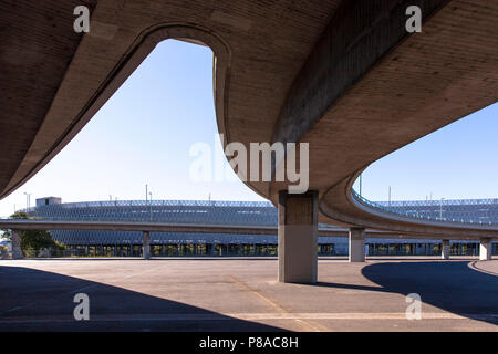 Les routes d'accès au pont du Zoo dans le quartier de Deutz, parking collectif Zoobruecke, Cologne, Allemagne. Zur Auffahrten Zoobruecke Messeparkh im Stadtteil, Deutz Banque D'Images