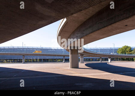 Les routes d'accès au pont du Zoo dans le quartier de Deutz, parking collectif Zoobruecke, Cologne, Allemagne. Zur Auffahrten Zoobruecke Messeparkh im Stadtteil, Deutz Banque D'Images