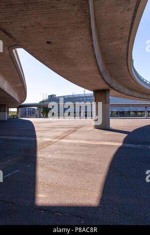 Les routes d'accès au pont du Zoo dans le quartier de Deutz, parking collectif Zoobruecke, Cologne, Allemagne. Zur Auffahrten Zoobruecke Messeparkh im Stadtteil, Deutz Banque D'Images