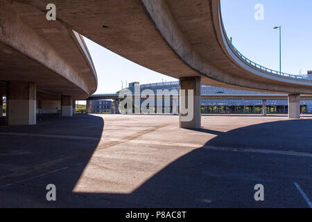 Les routes d'accès au pont du Zoo dans le quartier de Deutz, parking collectif Zoobruecke, Cologne, Allemagne. Zur Auffahrten Zoobruecke Messeparkh im Stadtteil, Deutz Banque D'Images