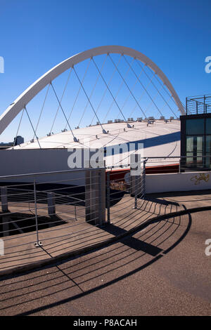 Arche du toit de la salle omnisports Lanxess Arena dans le quartier Deutz, Cologne, Allemagne. Dachtraeger der Lanxess Arena im Stadtteil Deutz, Koeln, Deutschland Banque D'Images