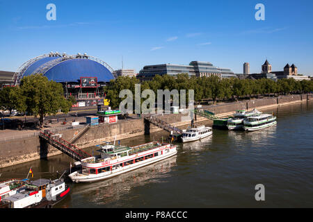 Le Musical Dome Theatre et l'immeuble de bureaux "Neue Direction Unités' à la rue Konrad-Adenauer-Ufer, chef du bureau de l'Agence Européenne de Sécurité Aérienne Agen Banque D'Images