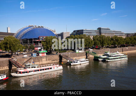Le Musical Dome Theatre et l'immeuble de bureaux "Neue Direction Unités' à la rue Konrad-Adenauer-Ufer, chef du bureau de l'Agence Européenne de Sécurité Aérienne Agen Banque D'Images
