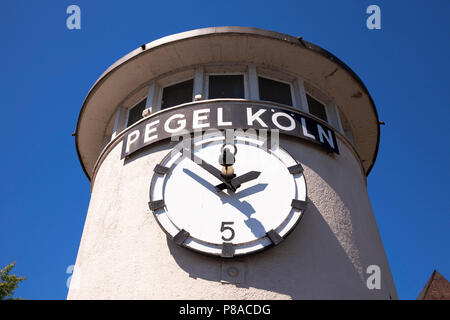 L'Europe, l'Allemagne, Cologne, le niveau d'eau réveil au bord du Rhin dans la vieille partie de la ville. Europa, Deutschland, Koeln, Pegeluhr in der Altstadt Banque D'Images