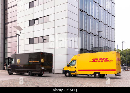 Service colis DHL et UPS parcel service voitures devant Crane sud à Rheinau harbour, Cologne, Allemagne. DHL UPS Fahrzeuge und vor dem Kranh Banque D'Images