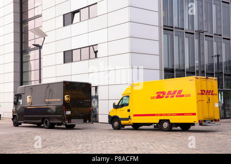 Service colis DHL et UPS parcel service voitures devant Crane sud à Rheinau harbour, Cologne, Allemagne. DHL UPS Fahrzeuge und vor dem Kranh Banque D'Images