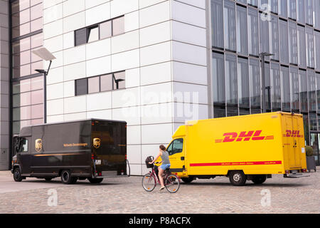 Service colis DHL et UPS parcel service voitures devant Crane sud à Rheinau harbour, Cologne, Allemagne. DHL UPS Fahrzeuge und vor dem Kranh Banque D'Images