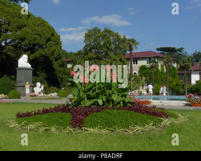 Un parterre de concepteur de charme avec de belles fleurs et palmiers de plus en plus loin sur le bord de la piscine . Pour votre conception Banque D'Images