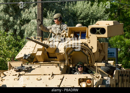MIDDLETON, WISCONSIN - Juillet 4, 2012 : véhicule de combat Bradley en descendant la rue durant la 4e parade de juillet Banque D'Images