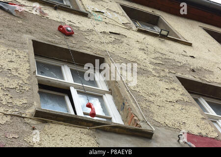 L'Allemagne de Weimar dans l'accroupissement bâtiment abandonné avec fenêtre de téléphone rouge Banque D'Images