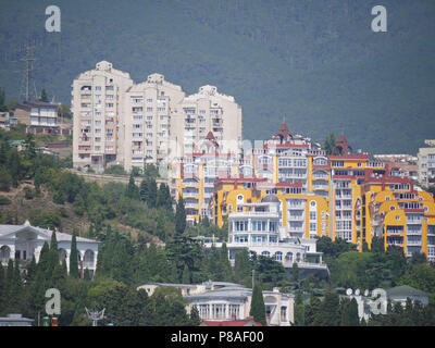 Des maisons modernes et des villas privées et hôtels au milieu des arbres verts sur la pente d'une montagne boisée. lieu de repos, de voyages et tourisme . Pour votre Banque D'Images