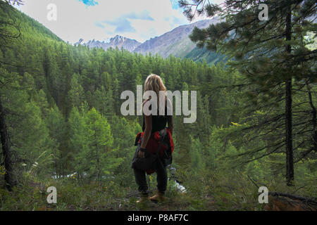 Vue arrière de la femme à la montagne, à la Russie, de l'Altaï Banque D'Images