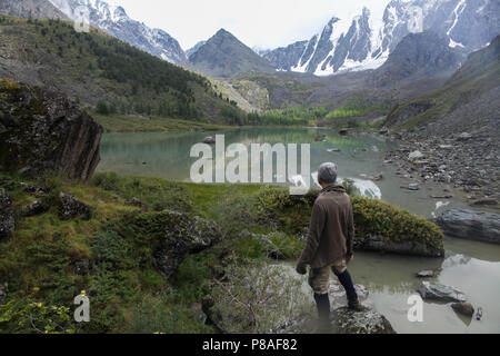 Vue arrière de l'homme à la montagne à l'Altaï, en Russie Banque D'Images