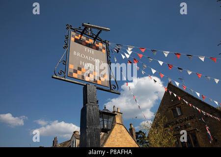 Broadway dans les Cotswolds, Royaume-Uni. Village de Broadway se trouve sous la colline du poisson sur l'ouest de l'escarpement de Cotswold. La "large voie" est la grande rue principale bordée de gazon, centrée sur le Livre vert, qui est bordée de marronniers rouge et calcaire Cotswold couleur miel, de nombreux bâtiments datant du 16ème siècle. Il est connu pour son association avec le mouvement Arts and Crafts, et est situé dans une zone de paysages exceptionnels et de la conservation. Haut de la grande rue est bordée d'une grande variété de boutiques et de cafés, de nombreux logés dans les bâtiments classés. La région des Cotswolds est une zone du centre-sud de l'E Banque D'Images