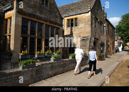 Broadway dans les Cotswolds, Royaume-Uni. Village de Broadway se trouve sous la colline du poisson sur l'ouest de l'escarpement de Cotswold. La "large voie" est la grande rue principale bordée de gazon, centrée sur le Livre vert, qui est bordée de marronniers rouge et calcaire Cotswold couleur miel, de nombreux bâtiments datant du 16ème siècle. Il est connu pour son association avec le mouvement Arts and Crafts, et est situé dans une zone de paysages exceptionnels et de la conservation. Haut de la grande rue est bordée d'une grande variété de boutiques et de cafés, de nombreux logés dans les bâtiments classés. La région des Cotswolds est une zone du centre-sud de l'E Banque D'Images